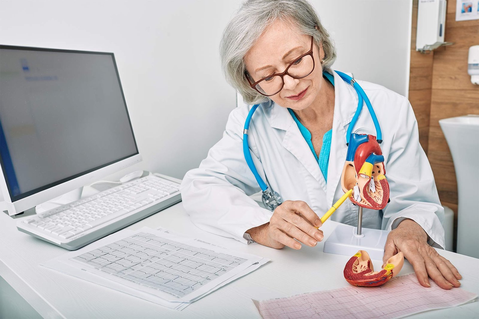 doctor cardiologist while consultation showing ana 2025 04 01 20 38 50 js899dd.jpg